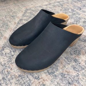 Bryr Classic Black Leather Clogs